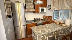 Fridge, microwave, oven, cookware/dishes/utensils - The Oasis of Periana (Periana)