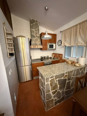 Refrigerador, microondas, horno y utensilios de cocina 