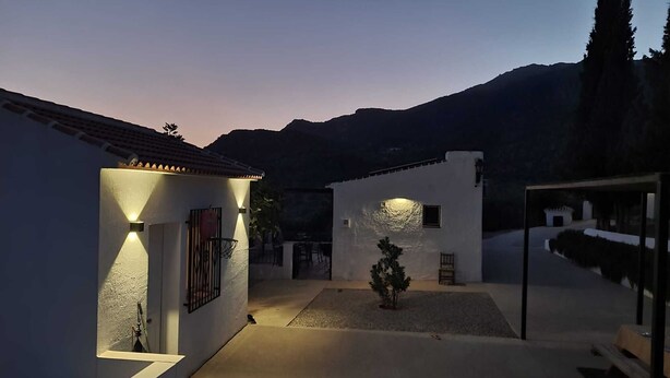 A modern house with a courtyard, white walls, and a tiled roof. - The Oasis of Periana (Periana)