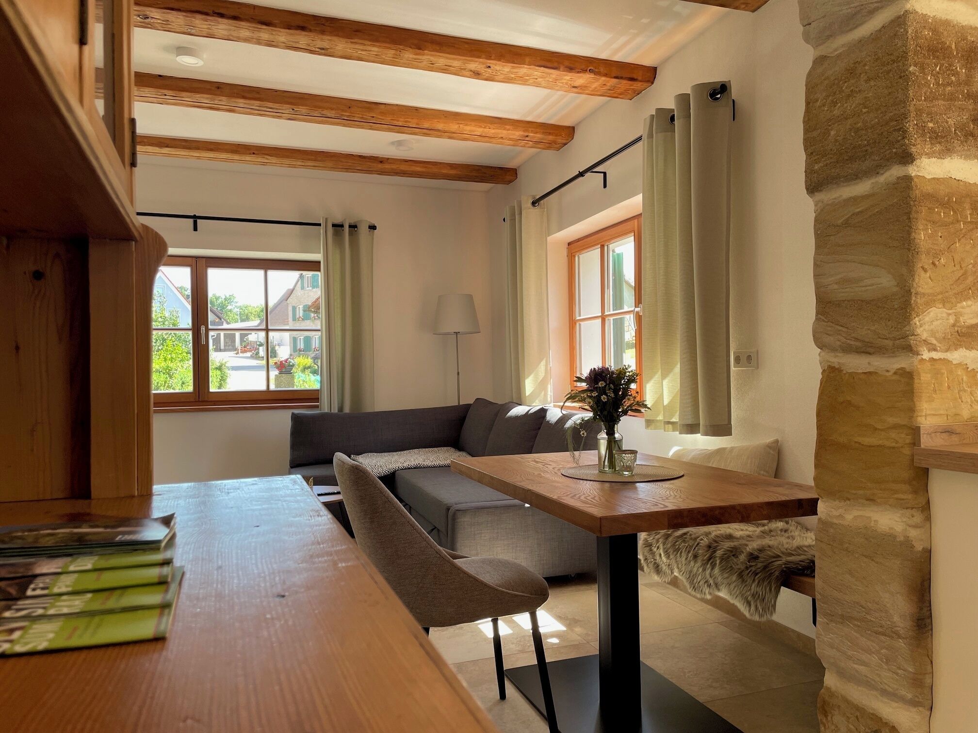 Ferienwohnung-Esstisch und Wohnzimmer