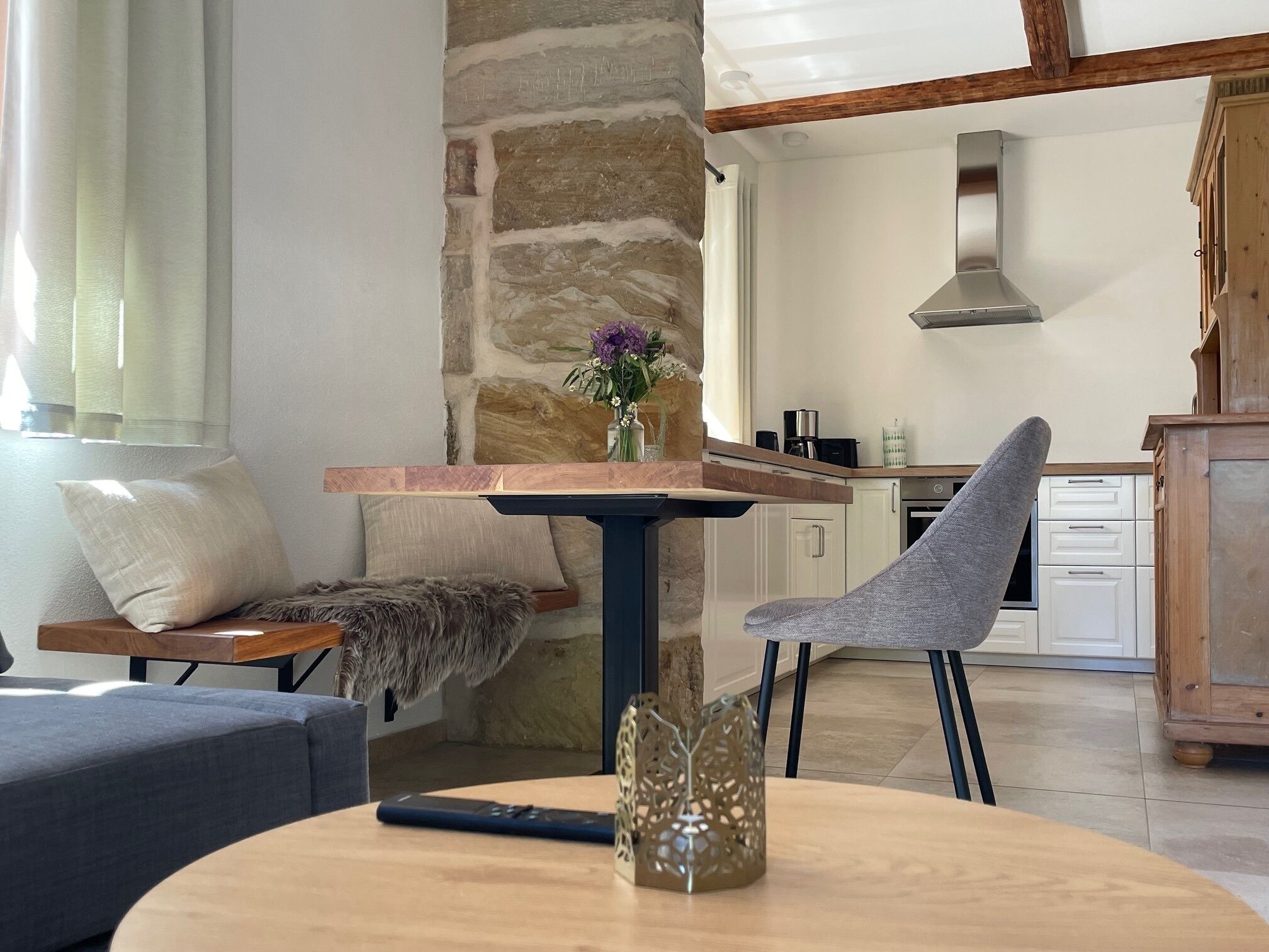 Ferienwohnung-Esstisch und Küche