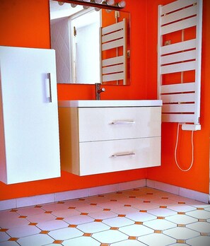 Secadora de cabello, toallas, jabón, papel de baño 