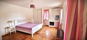 6 bedrooms, iron/ironing board, WiFi, bed sheets - Large property in Provence, close to all amenities, with swimming pool, (Cuers)