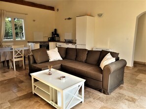 Smart TV, fireplace - Large property in Provence, close to all amenities, with swimming pool, (Cuers)