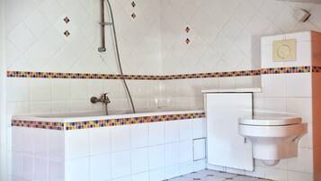 Haartrockner, Handtücher, Seife, Toilettenpapier