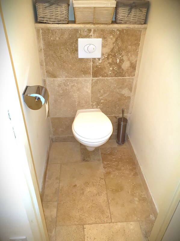 Hair dryer, towels, soap, toilet paper -  cancelled (Cuers)