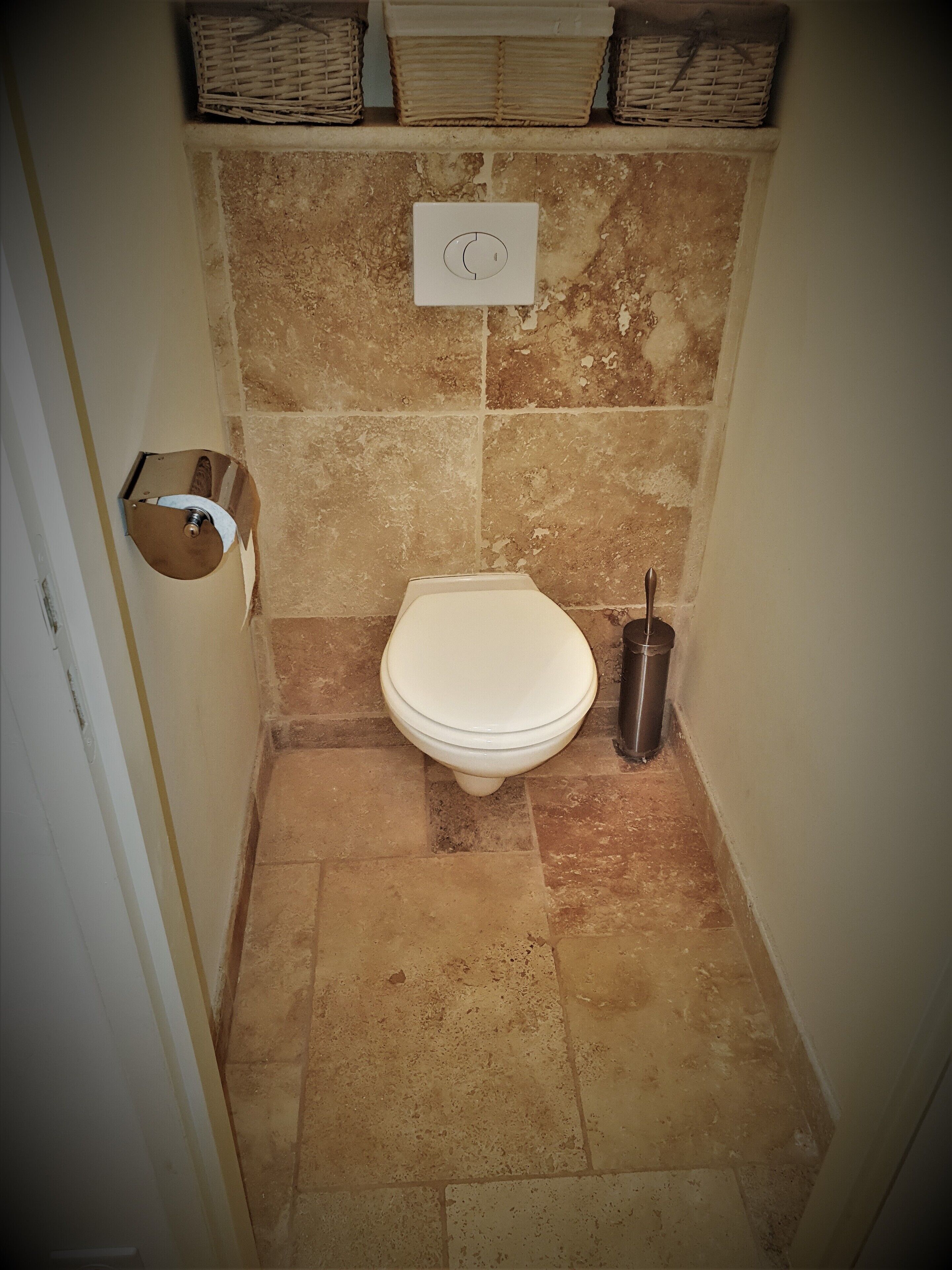 Sèche-cheveux, serviettes fournies, savon, papier toilette