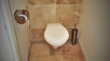 SĂšche-cheveux, serviettes fournies, savon, papier toilette