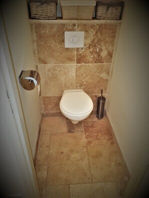 Secadora de cabello, toallas, jabón, papel de baño 