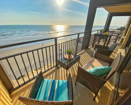 NEW Fantastic Ocean Front Studio in Daytona Beach - Up to 6 Guests!