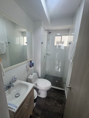 Douche, serviettes fournies, papier toilette