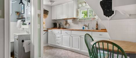 Réfrigérateur, micro-ondes, cafetière/bouilloire