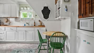 Refrigerador, microondas, cafetera y tetera y utensilios de cocina