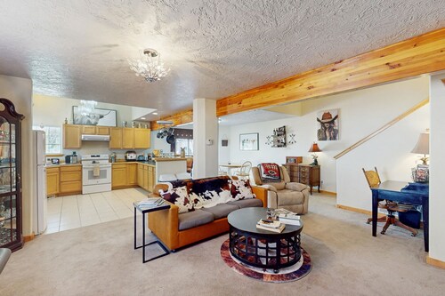 Spacious and pet friendly duplex unit with garage, wifi & great location