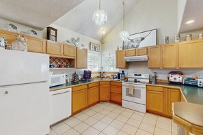 Fridge, microwave, oven, stovetop - Spacious and pet friendly duplex unit with garage, wifi & great location (Belgrade)