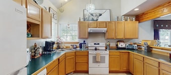 Spacious home w/ full kitchen, garage, wifi & great location