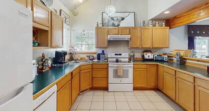 Spacious home w/ full kitchen, garage, wifi & great location