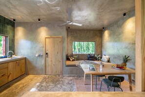 Dobbeltrom – standard, terrasse, elveutsikt | Eget kjøkken | Kjøleskap, kokeplater, kaffetrakter/tekoker og vannkoker