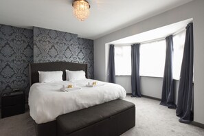 3 bedrooms, desk, iron/ironing board, travel crib