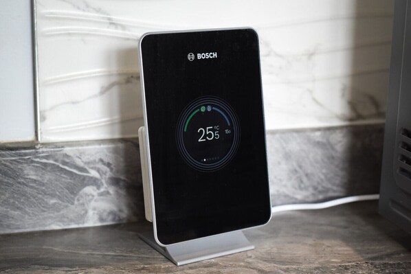 Termostato digital Bosch que muestra una temperatura de 25°C.