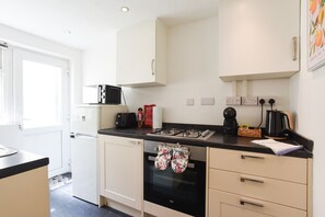 Fridge, microwave, oven, stovetop - ⭐Southsea Deck | Located in the heart of Southsea Close to local amenities!⭐ (Portsmouth)