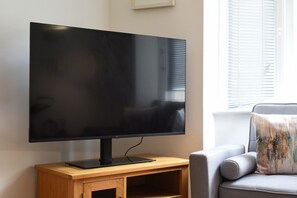 TV - ⭐Southsea Deck | Located in the heart of Southsea Close to local amenities!⭐ (Portsmouth)