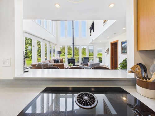 Coastal Escape w/ Sauna, Soaking Tub & Bay Views