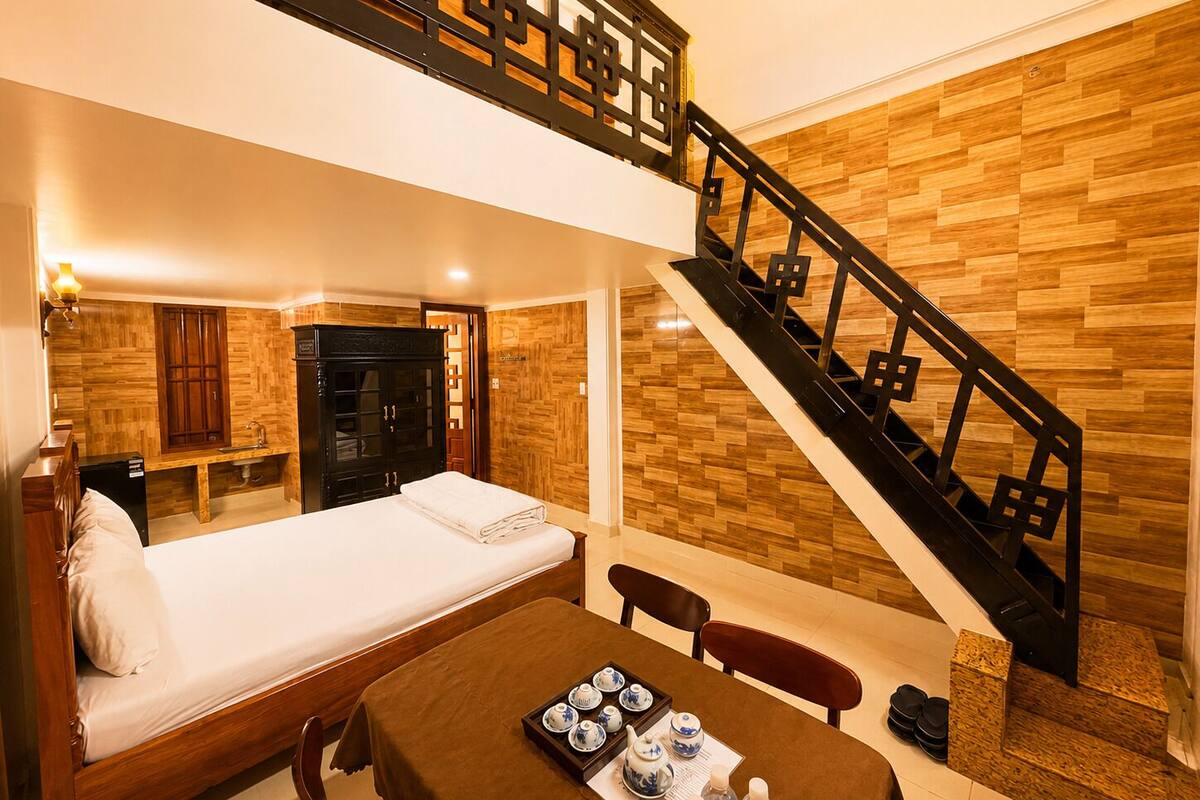 Familie driepersoonskamer, uitzicht op de stad | Luxe beddengoed, een minibar met enkele gratis items, een bureau