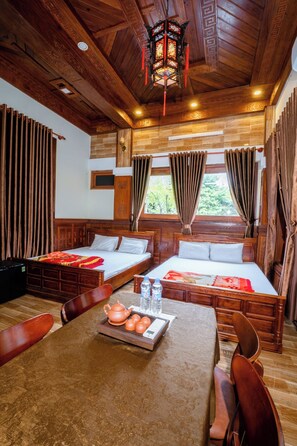 เครื่องนอนระดับพรีเมียม, มินิบาร์ฟรีบางอย่าง, โต๊ะทำงาน