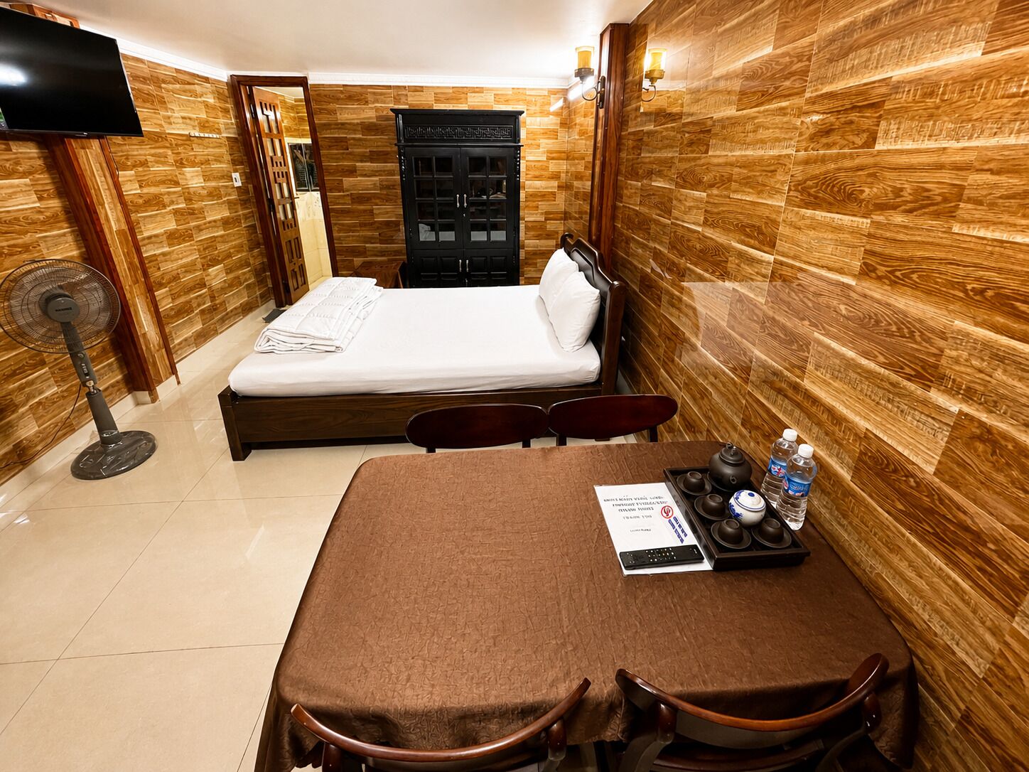Habitación doble de lujo | Ropa de cama de alta calidad, artículos del minibar gratis y escritorio 
