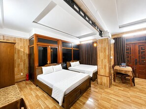 Familien-Doppel- oder -Zweibettzimmer, eigenes Bad, Stadtblick | Hochwertige Bettwaren, Minibar (mit einigen kostenlosen Artikeln)