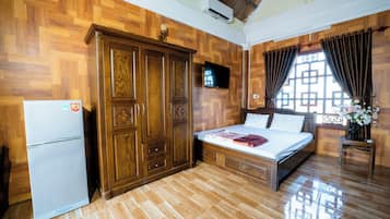 Luxe beddengoed, een minibar met enkele gratis items, een bureau