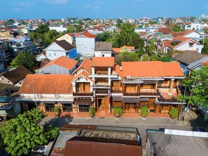 Un quartier résidentiel caractérisé par une architecture traditionnelle, notamment des balcons en bois et des toits recouverts de tuiles rouges.