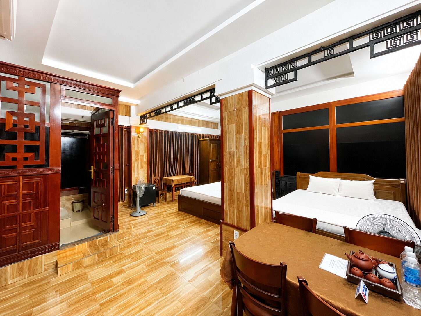 Chambre Familiale Double ou avec lits jumeaux, salle de bains privée, vue ville