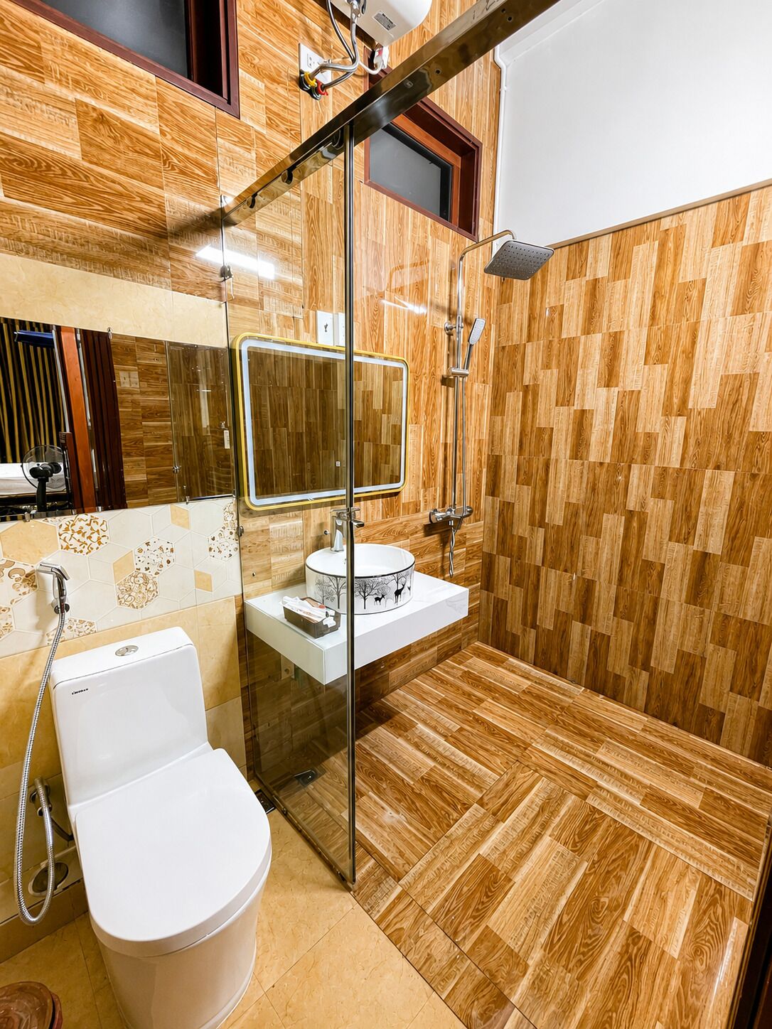 Kamar Quadruple Keluarga | Kamar mandi | Shower, shower pijat air, pengering rambut, dan sandal