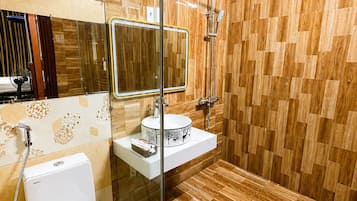 Kamar Quadruple Keluarga | Kamar mandi | Shower, shower pijat air, pengering rambut, dan sandal