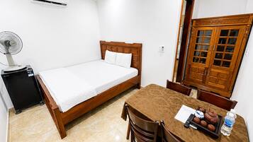 Kamar Double Basic, AC, pemandangan kota | Seprai premium, isi minibar gratis, dan meja kerja