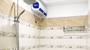Een badkamer met douche, toilet en hygiëneschuimer.