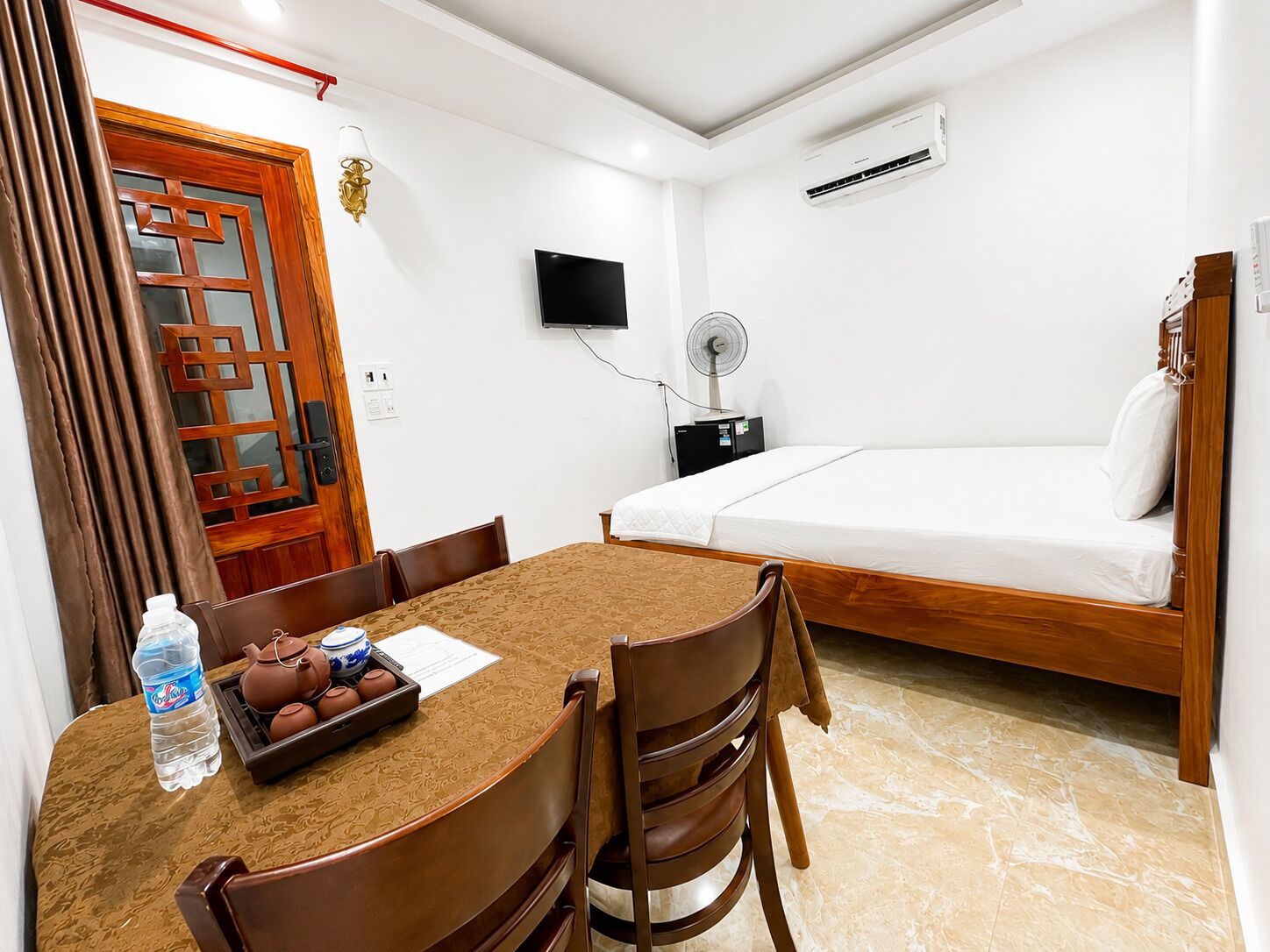 Phòng đôi cơ bản, máy điều hòa, quang cảnh thành phố | Bộ đồ giường cao cấp, minibar với thức ăn, đồ uống miễn phí, bàn 