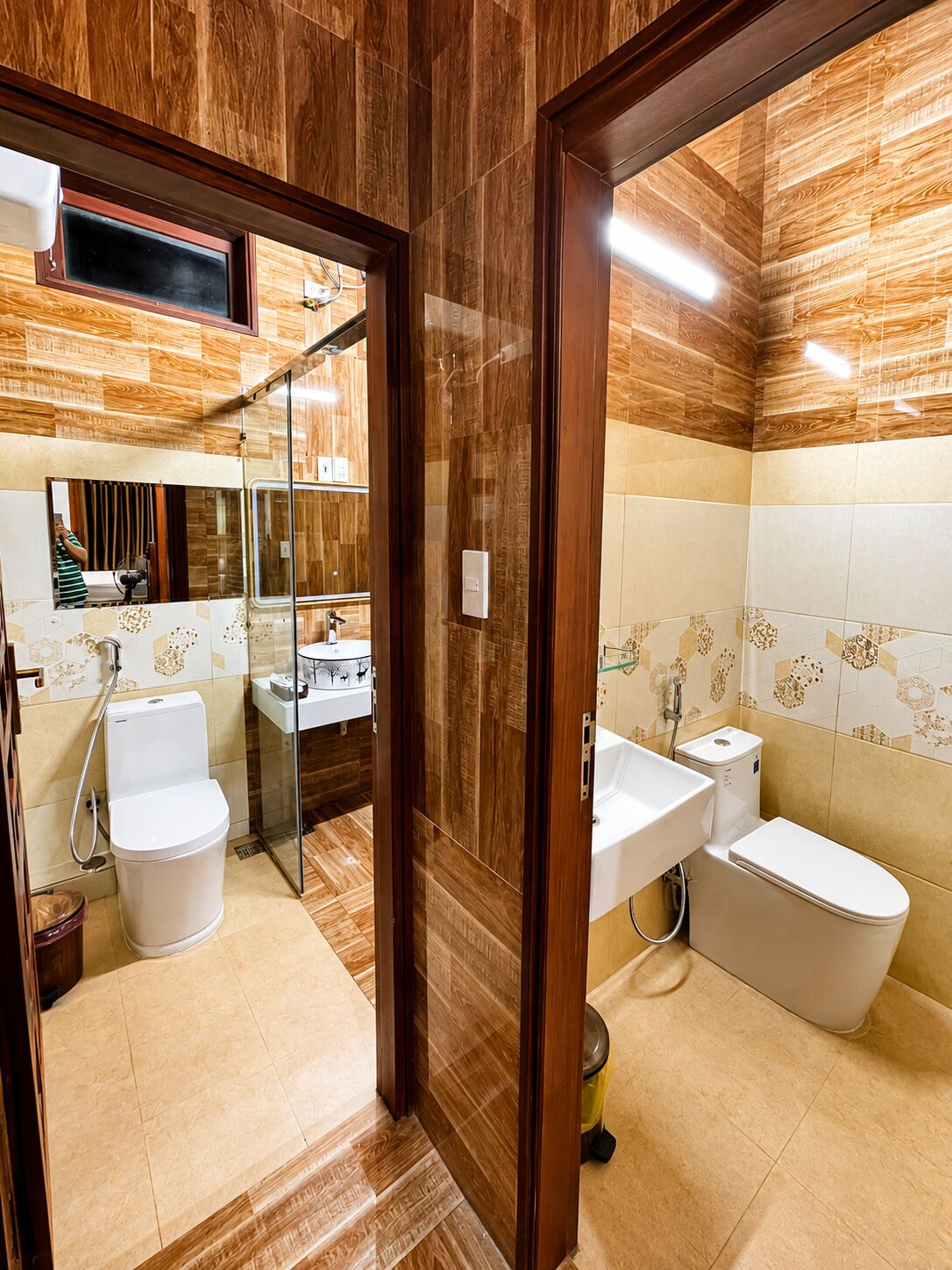 Habitación cuádruple familiar | Baño | Ducha, cabezal de ducha con hidromasaje, secador de pelo y zapatillas