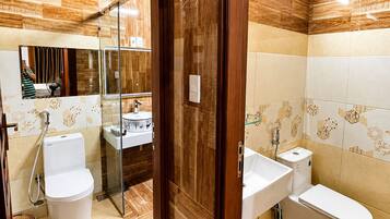 Habitación cuádruple familiar | Baño | Ducha, cabezal de ducha con hidromasaje, secador de pelo y zapatillas