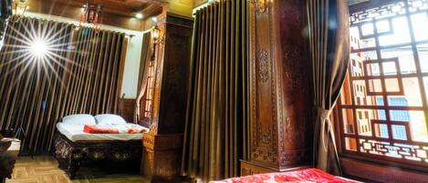 Ylelliset vuodevaatteet, minibaari (osa tuotteista ilmaisia), työpöytä