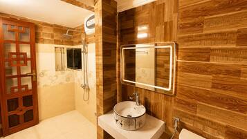 Kamar Double Mewah | Kamar mandi | Shower, shower pijat air, pengering rambut, dan sandal