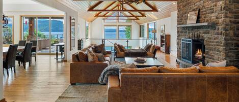 Smart-tv, eldstad, tv-spel och dvd-spelare