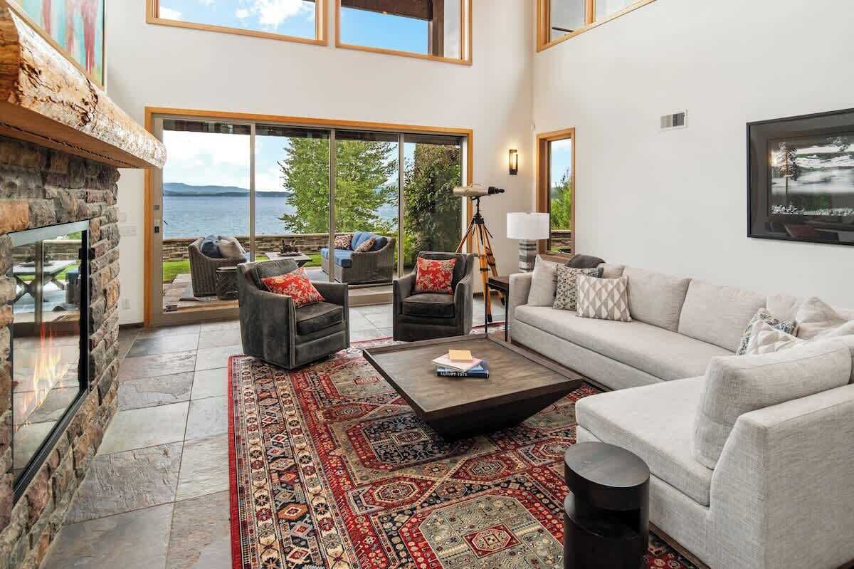 Smart TV, chimenea, videojuegos y oficina 