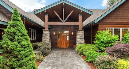 Dog Friendly Waterfront Estate | Sleeps 19!