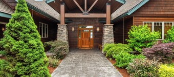 Dog Friendly Waterfront Estate | Sleeps 19!