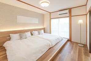 Vila Mewah, 3 kamar tidur, Bebas Asap Rokok, tepi danau | Meja kerja, ruang kerja ramah laptop, dan tirai kedap cahaya