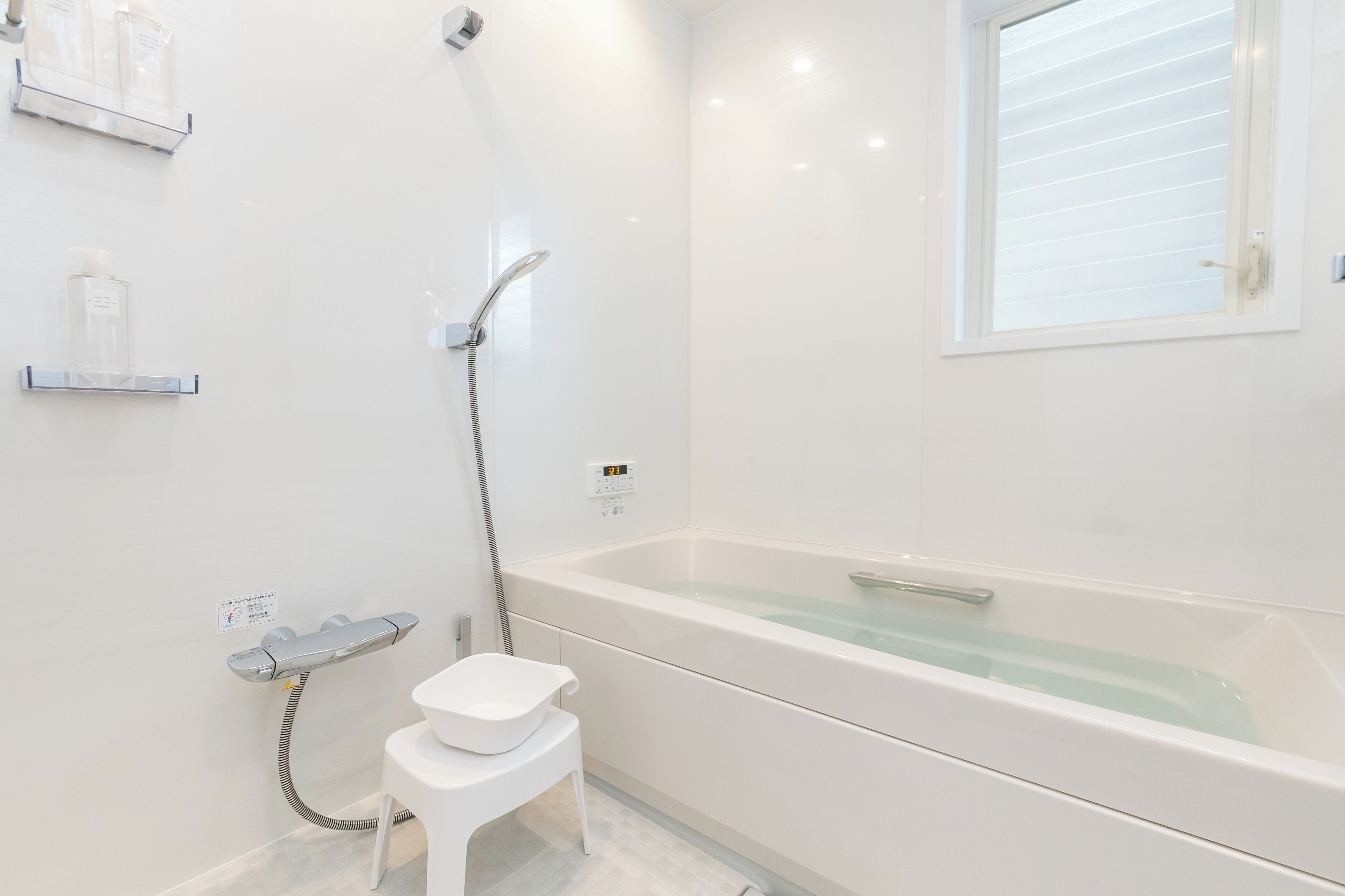 Moderni kylpyhuone, jossa on kylpyamme, suihku ja wc.