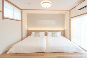 Luksusvilla, 3 soverom, ikke-røyk, ved innsjø | Skrivebord, skrivebord for bærbar PC og blendingsgardiner